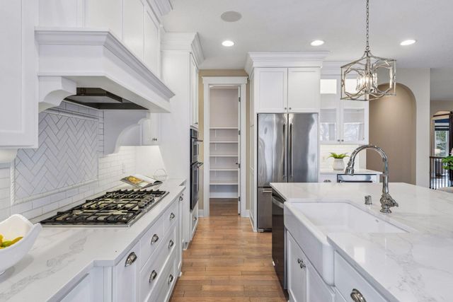 6284 Montee Drive, Eden Prairie, MN 55344