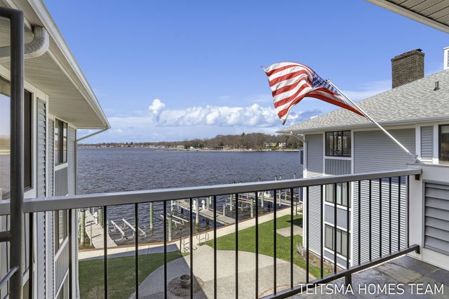 400 Lakeview Court 25D, Spring Lake, MI 49456