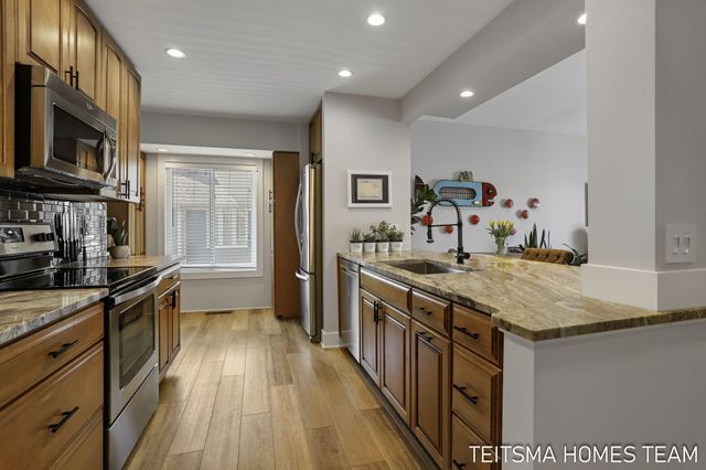 400 Lakeview Court 25D, Spring Lake, MI 49456