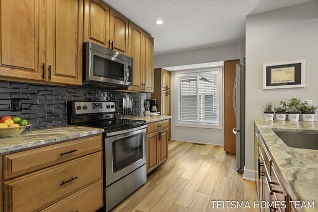 400 Lakeview Court 25D, Spring Lake, MI 49456