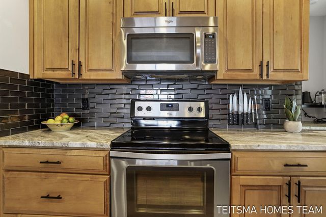 400 Lakeview Court 25D, Spring Lake, MI 49456