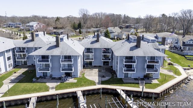 400 Lakeview Court 25D, Spring Lake, MI 49456
