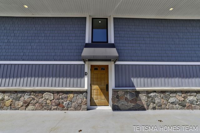 400 Lakeview Court 25D, Spring Lake, MI 49456