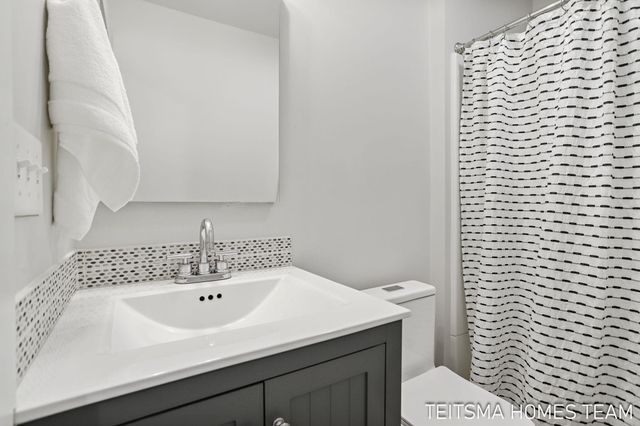 400 Lakeview Court 25D, Spring Lake, MI 49456