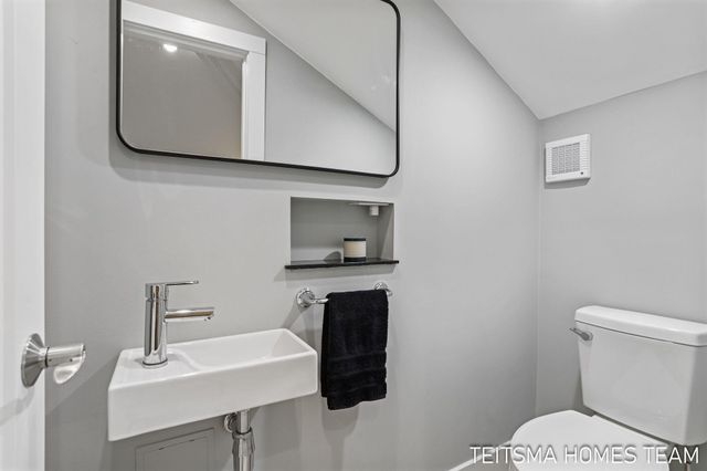 400 Lakeview Court 25D, Spring Lake, MI 49456