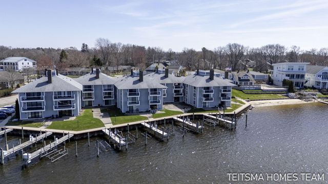 400 Lakeview Court 25D, Spring Lake, MI 49456