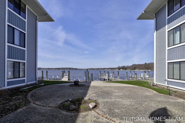 400 Lakeview Court 25D, Spring Lake, MI 49456