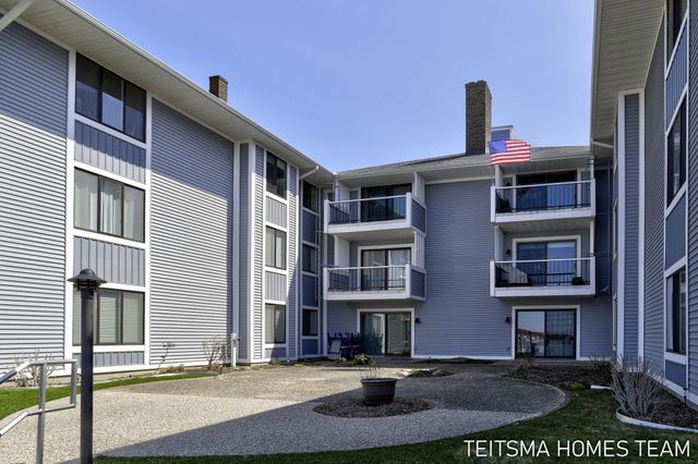 400 Lakeview Court 25D, Spring Lake, MI 49456