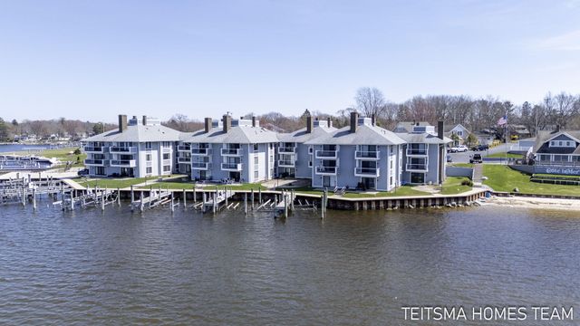 400 Lakeview Court 25D, Spring Lake, MI 49456
