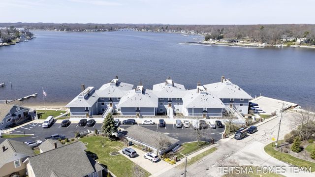 400 Lakeview Court 25D, Spring Lake, MI 49456