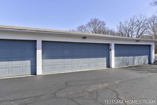 400 Lakeview Court 25D, Spring Lake, MI 49456
