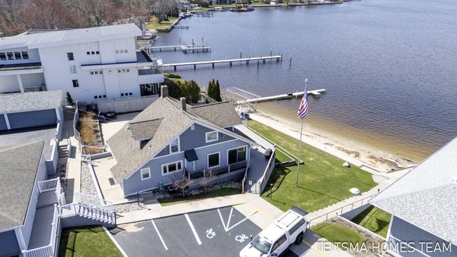 400 Lakeview Court 25D, Spring Lake, MI 49456