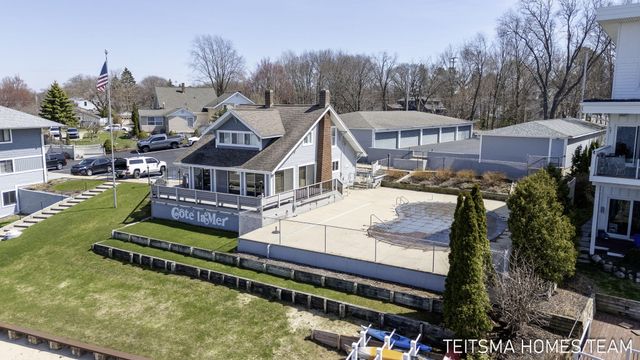 400 Lakeview Court 25D, Spring Lake, MI 49456