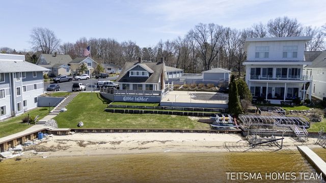 400 Lakeview Court 25D, Spring Lake, MI 49456