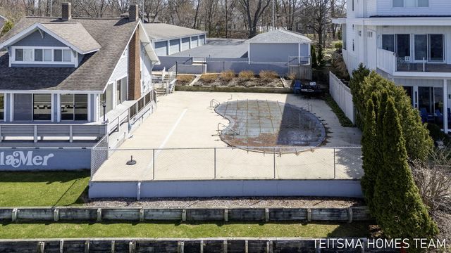 400 Lakeview Court 25D, Spring Lake, MI 49456
