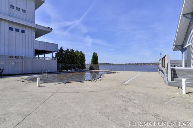 400 Lakeview Court 25D, Spring Lake, MI 49456