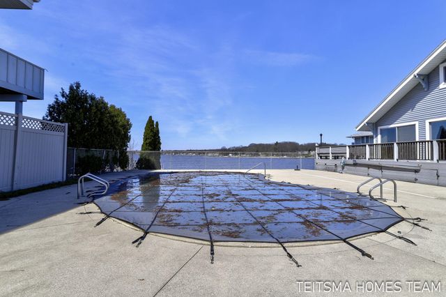 400 Lakeview Court 25D, Spring Lake, MI 49456