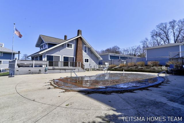 400 Lakeview Court 25D, Spring Lake, MI 49456