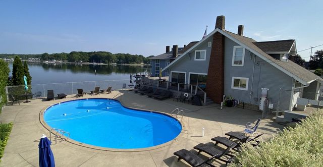 400 Lakeview Court 25D, Spring Lake, MI 49456