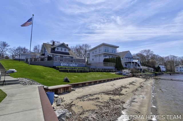 400 Lakeview Court 25D, Spring Lake, MI 49456