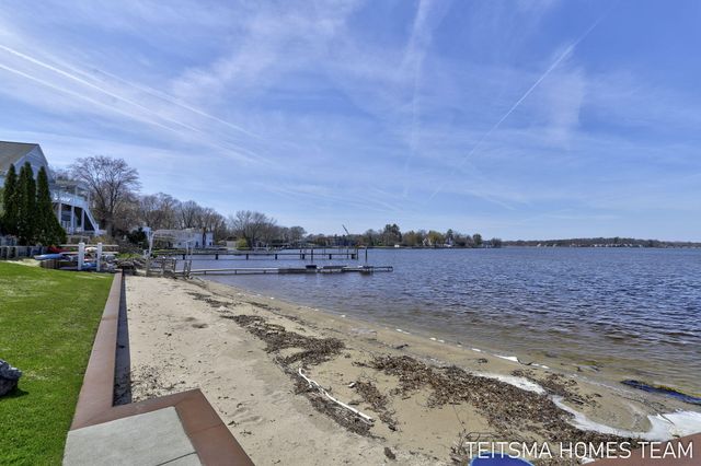 400 Lakeview Court 25D, Spring Lake, MI 49456