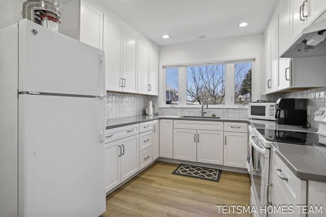 400 Lakeview Court 25D, Spring Lake, MI 49456