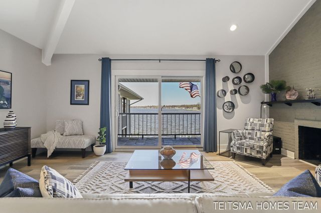 400 Lakeview Court 25D, Spring Lake, MI 49456
