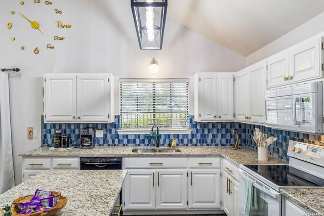 28160 WINDWOOD DR E, Boerne, TX 78006