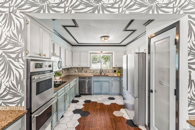 28160 WINDWOOD DR E, Boerne, TX 78006