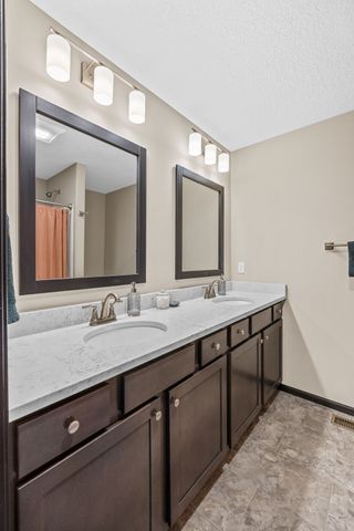 2107 Holly Meadow Avenue SW, Cedar Rapids, IA 52404