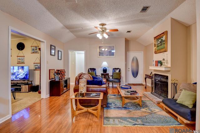 210 Meadowbend Dr, Baton Rouge, LA 70820