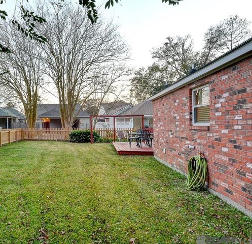 210 Meadowbend Dr, Baton Rouge, LA 70820
