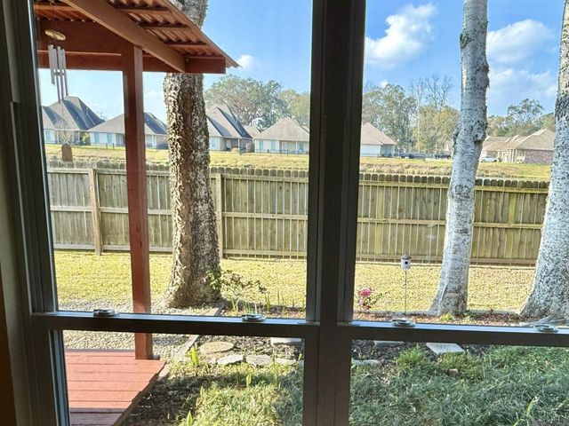 210 Meadowbend Dr, Baton Rouge, LA 70820