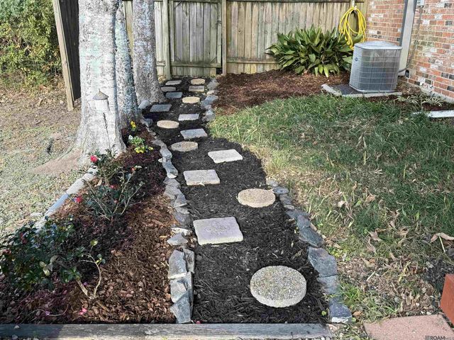 210 Meadowbend Dr, Baton Rouge, LA 70820