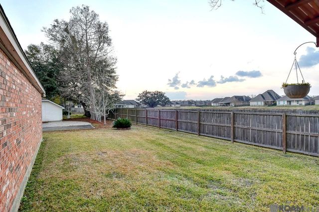 210 Meadowbend Dr, Baton Rouge, LA 70820