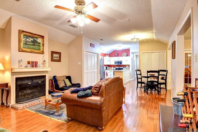 210 Meadowbend Dr, Baton Rouge, LA 70820