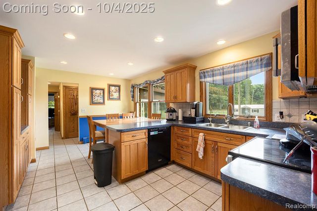 5528 E Holly Road, Holly, MI 48442