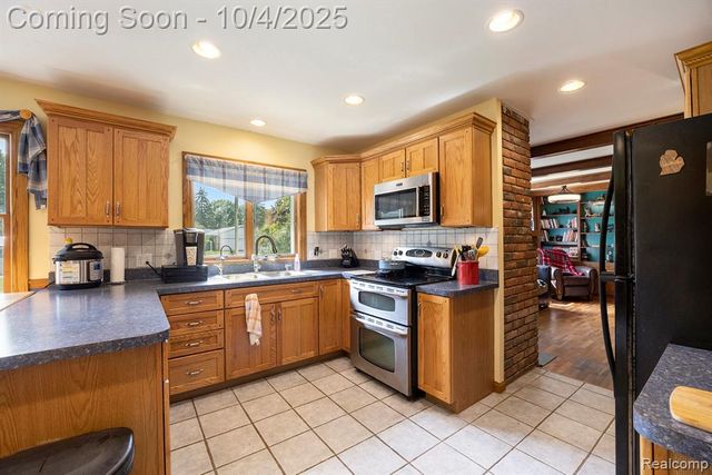 5528 E Holly Road, Holly, MI 48442