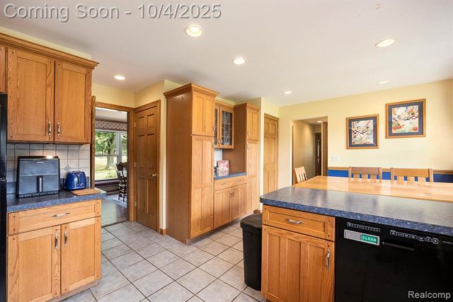 5528 E Holly Road, Holly, MI 48442