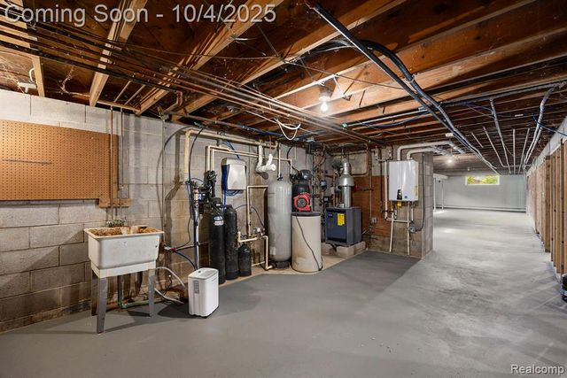 5528 E Holly Road, Holly, MI 48442