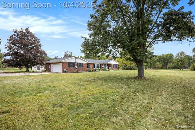 5528 E Holly Road, Holly, MI 48442