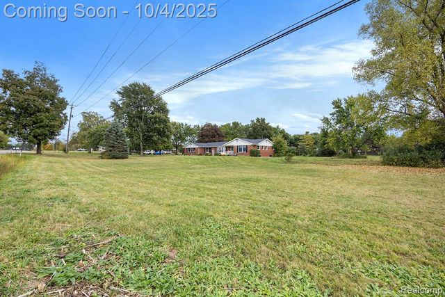 5528 E Holly Road, Holly, MI 48442