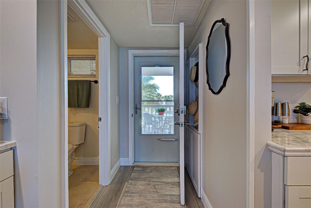 Image 15 of property listing at 1100 TARPON CENTER DRIVE 202, Venice, FL 34285