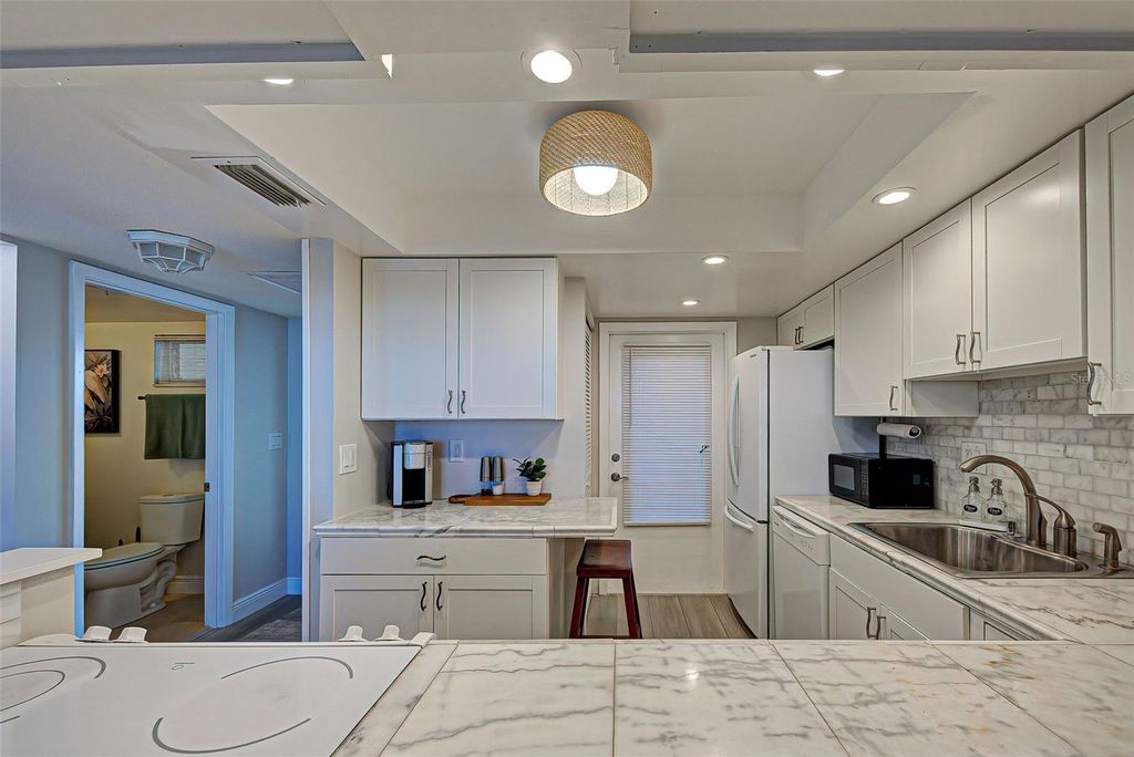 Image 16 of property listing at 1100 TARPON CENTER DRIVE 202, Venice, FL 34285