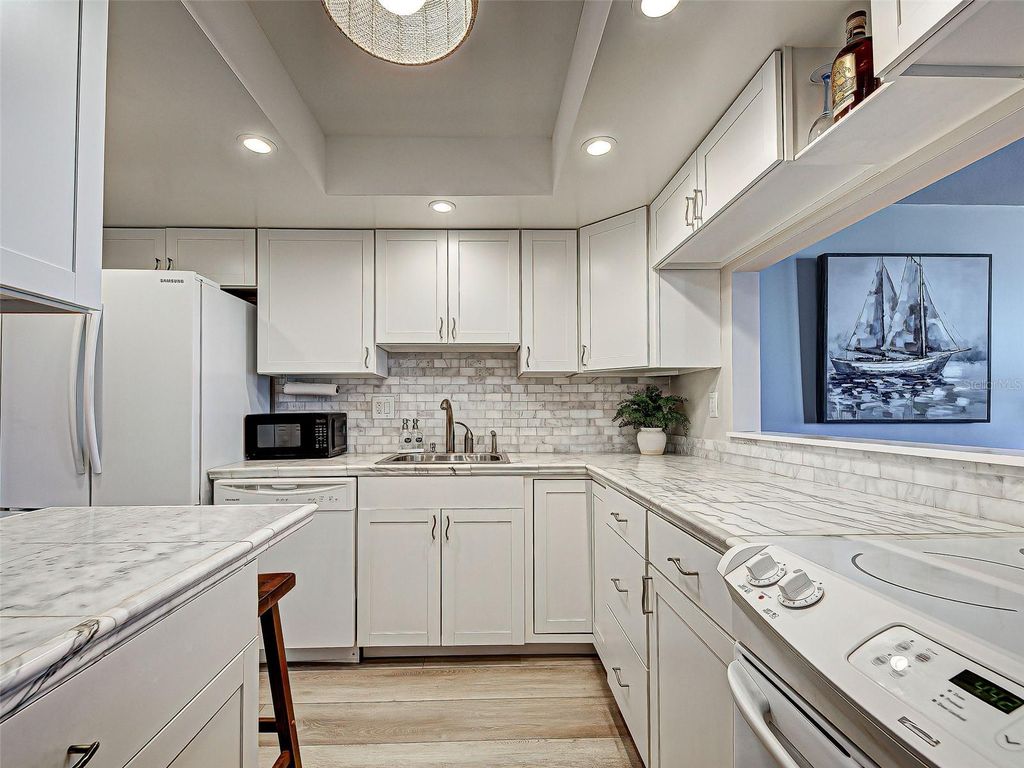 Image 18 of property listing at 1100 TARPON CENTER DRIVE 202, Venice, FL 34285