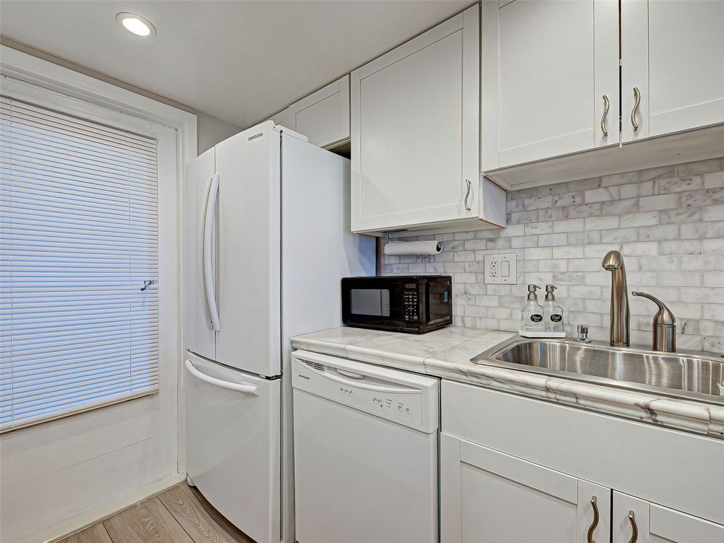 Image 20 of property listing at 1100 TARPON CENTER DRIVE 202, Venice, FL 34285