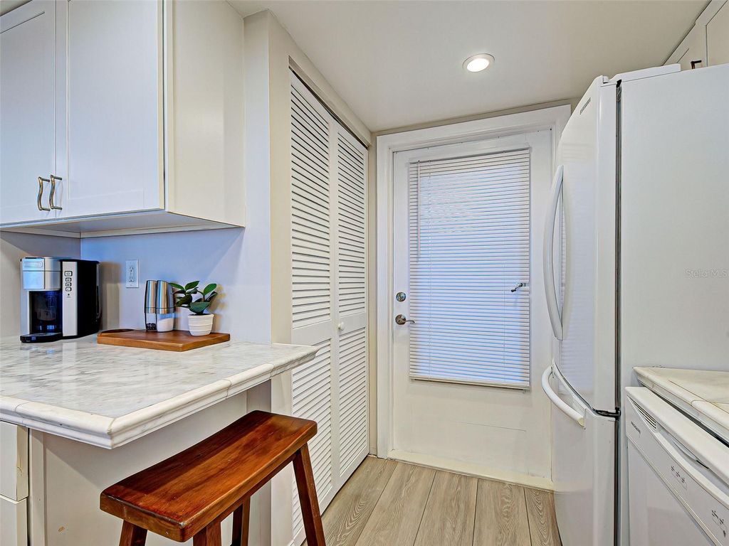 Image 21 of property listing at 1100 TARPON CENTER DRIVE 202, Venice, FL 34285