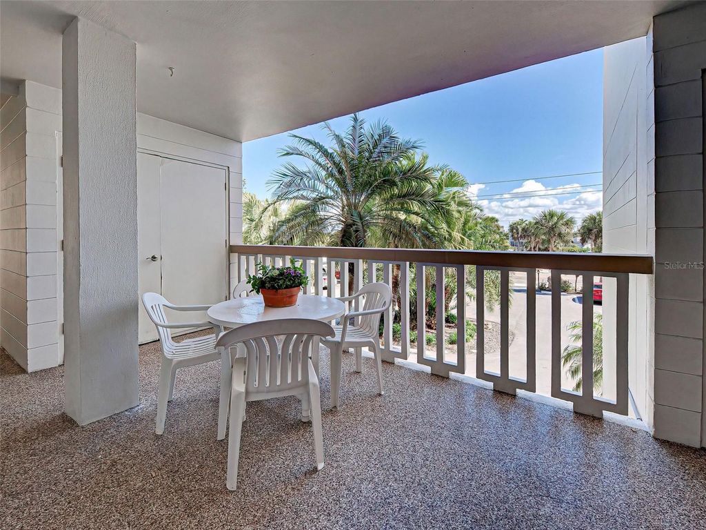 Image 8 of property listing at 1100 TARPON CENTER DRIVE 202, Venice, FL 34285