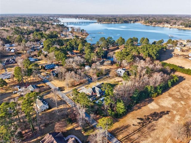 9327 Rivershore DR, Suffolk, VA 23433