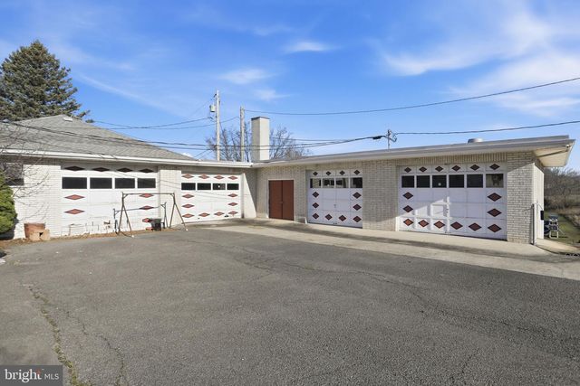 501 BREEZEWOOD RD S, Breezewood, PA 15533